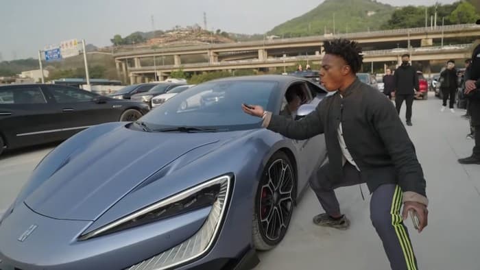 iShowSpeed Heran Lihat Canggihnya Mobil China: Bisa Jalan-Parkir Sendiri